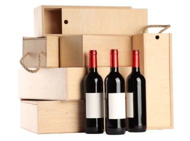 Beyaz şarap dolu ahşap hediye kutuları.