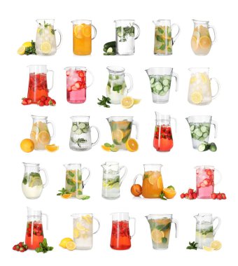 Serinletici içeceklerle dolu cam sürahiler.