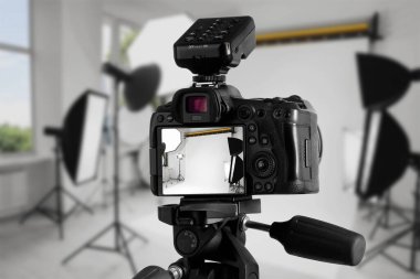 Profesyonel kamera tripod fotoğraf Studio üzerinde