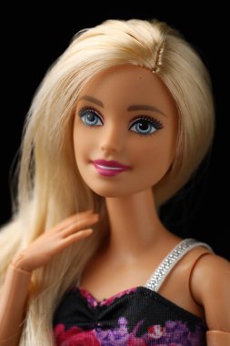 Mykolaiv, Ukrayna - 1 Eylül 2023: Siyah arka planda güzel Barbie bebek