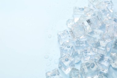 Açık mavi zemin üzerinde kristal berrak buz küpleri, düz yatıyordu. Metin için boşluk