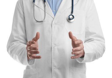 Doktor beyaz arka planda bir şey tutuyor, yakın plan.