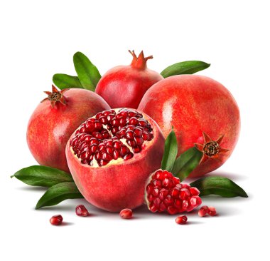 Olgun nar ve yeşil yapraklar beyaza izole edilmiş.