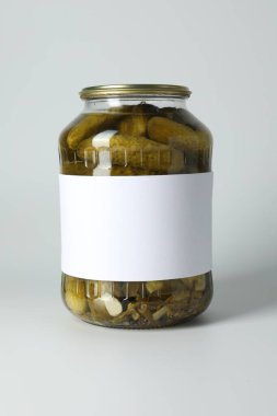 Hafif arka planda kavanozda salatalık turşusu