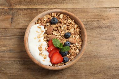 Tahta masada böğürtlenli, bademli ve yoğurtlu lezzetli granola.