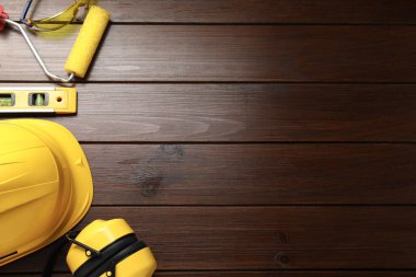 Yapı seviyesi ve diğer inşaat araçları ile ahşap tablo üzerinde düz bileşim, metin için alan