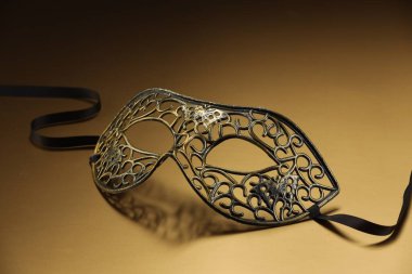 Bej arka planda zarif bir yüz maskesi. Tiyatro performansı