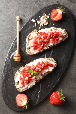 Ricotta peynirli, doğranmış çilekli, fındıklı ve nane aromalı
