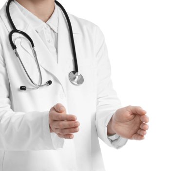 Doktor beyaz arka planda bir şey tutuyor, yakın plan.