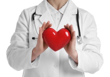 Beyaz arka planda kırmızı kalpli doktor, yakın plan.