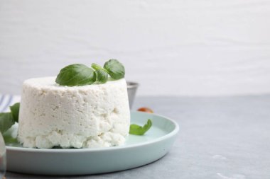 Taze ricotta (krem peynir) ve fesleğen, yakın plan. Metin için boşluk