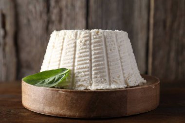 Tahta masada fesleğenli taze ricotta (krem peynir), yakın plan.