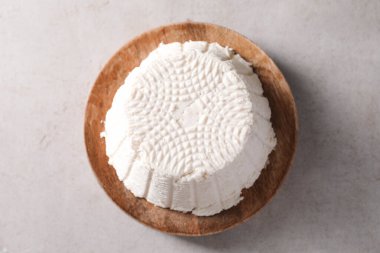 Açık gri masada taze ricotta (krem peynir), üst manzara