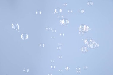 Açık gri arkaplanda güzel şeffaf sabun köpükleri