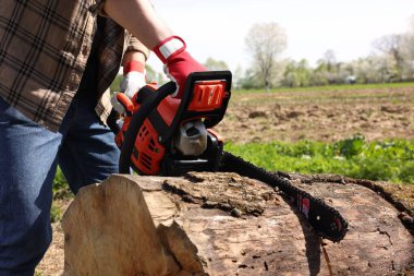 Ağaç kesen bir adam, yakın çekim manzarası.