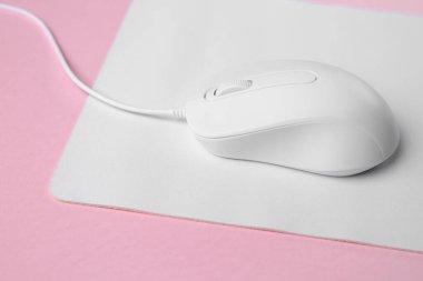 Pembe arka planda fare kafası olan bir fare, yakın plan.