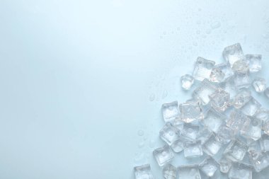 Açık mavi zemin üzerinde kristal berrak buz küpleri, düz yatıyordu. Metin için boşluk
