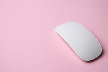 Pembe arka planda bir kablosuz fare. Metin için boşluk