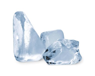 Ezilmiş buz parçaları beyazda izole edilmiş.