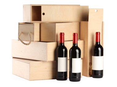 Beyaz şarap dolu ahşap hediye kutuları.