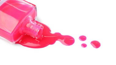 Şişe ve dökülen pembe oje beyaza izole edilmiş.