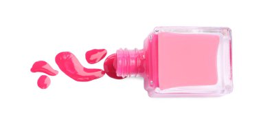 Şişe ve dökülen pembe oje beyaz, üst manzara izole
