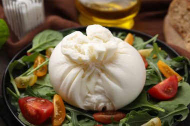 Taze lezzetli burrata salatası masada, yakın plan.