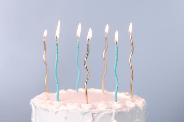 Sabroso Pastel Cumpleaños Con Velas Encendidas Sobre Fondo Gris Primer — Foto de Stock
