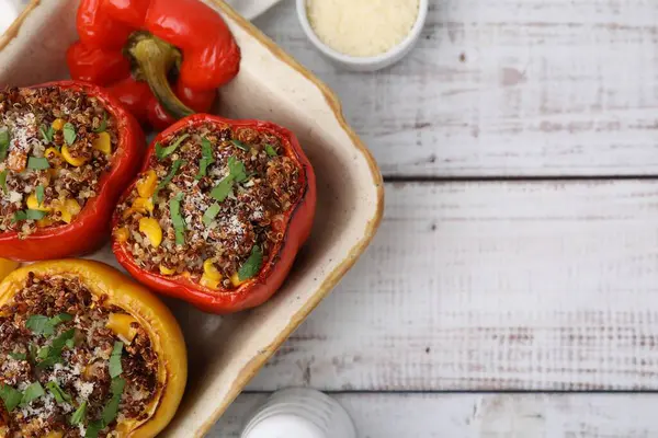 Lezzetli kinoa dolma dolma dolma dolma dolma biber, mısır kabında beyaz ahşap masa, düz yatak. Metin için boşluk
