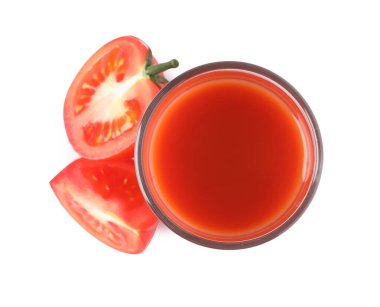 Bardakta leziz domates suyu ve taze sebzeler.