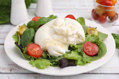 Beyaz ahşap masada nefis taze burrata salatası