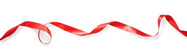 Güzel bir kırmızı kurdele, beyaz manzarada izole edilmiş.