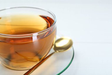 Beyaz masada bir bardak çay, yakın plan.