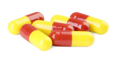 Beyaza izole edilmiş bir sürü antibiyotik hapı var. Tıbbi tedavi