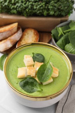 Masada kıtır ekmekli ıspanak kremalı çorba.