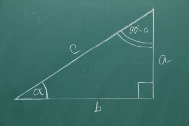 Yeşil panoda üçgen ve geometri görevi