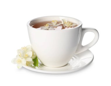 Aromatik yasemin çayı fincanda ve beyaz çiçeklerde izole.