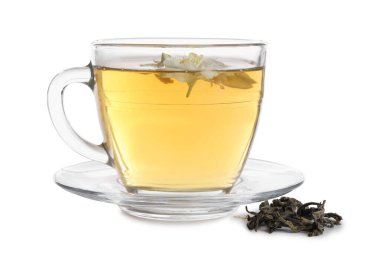 Cam bardakta Aromatik yasemin çayı, çiçekler ve kuru yapraklar beyaz üzerine izole edilmiş.