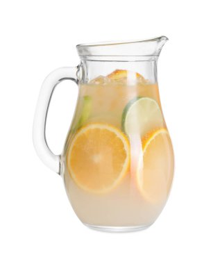 Portakallı taze limonata ve beyaz üzerine izole edilmiş limon.