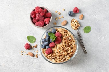 Böğürtlenli, fındıklı ve nane aromalı lezzetli granola.