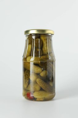 Hafif arka planda kavanozda salatalık turşusu