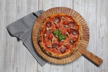 Salamlı, domatesli, mantarlı ve fesleğenli nefis pizza.