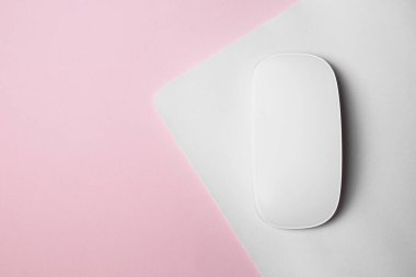 Pembe arka planda faresi olan kablosuz bir fare. Metin için boşluk