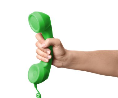 Beyaz arka planda yeşil telefon taşıyan kadın, yakın plan.