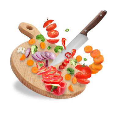Bıçak, tahta ve kesilmiş sebzeler beyaz arka planda