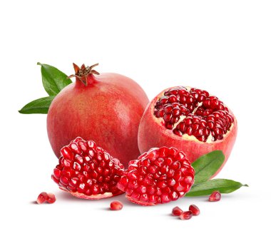 Olgun nar ve yeşil yapraklar beyaza izole edilmiş.