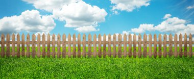 Ahşap çit ve yeşil çimen, afiş tasarımı.