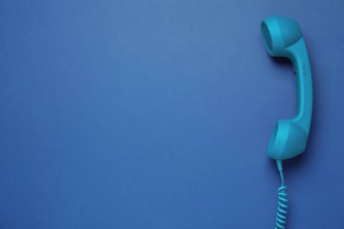Telefon ahizesi mavi arka planda, üst görüntüde. Metin için boşluk