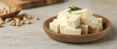 Beyaz ahşap masada biberiyeli lezzetli tofu, pankart tasarımı.