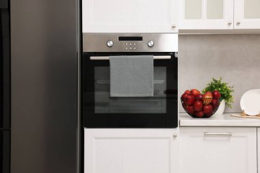Mutfakta havluyla elektrikli fırın. Yemek pişirme aygıtı